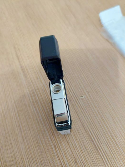 Brichetă metalica antivant reincarcabila de la Winston ,sigilata