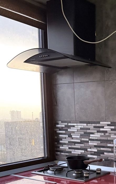 Hota Pyramis elegant , neagra , sticla curbata, 250 mc/h