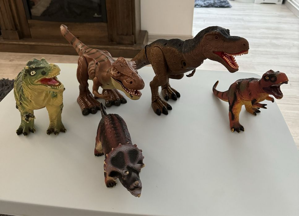 Dinozauri copii stare f buna( marimi mari )  Pret : 119 lei( toti 5)
