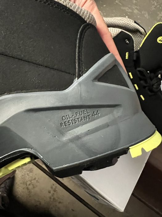 Vand bocanci protectie Uvex marimea 44