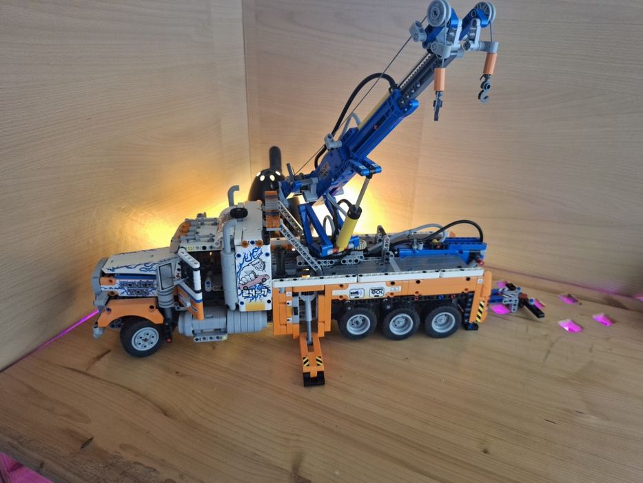 LEGO 42128 Heavy Duty Tow Truck