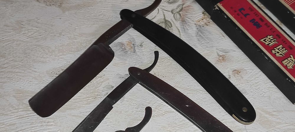 -  vand  brici briciuri pt. barbierit pt. colectie / panoplie etc  cele din poza  pret 200 ron 3 bucati