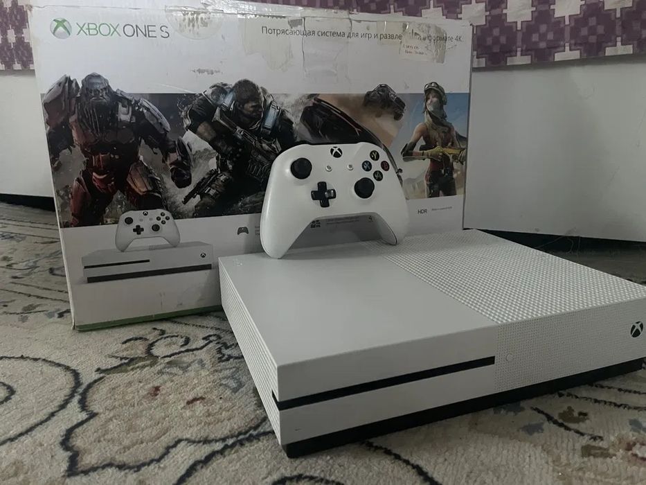 Продам Xbox One s 1 ТБ СРОЧНО !
