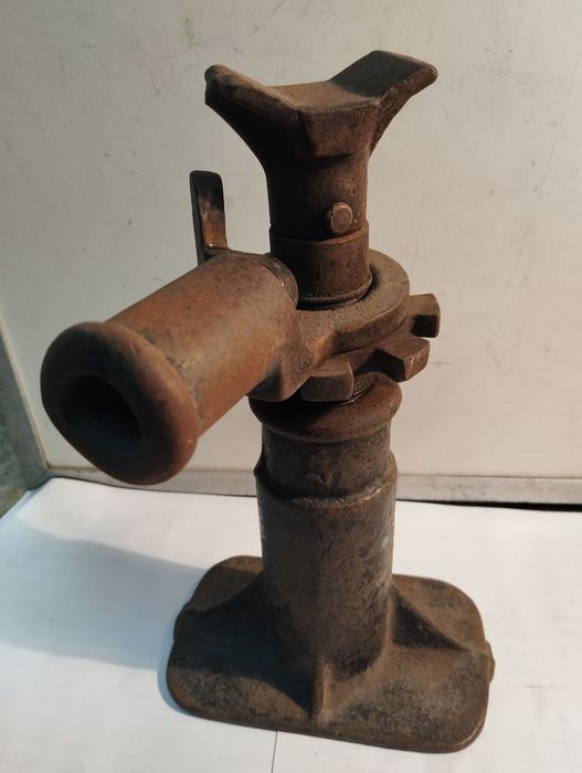 Домкрат винтовой б/У