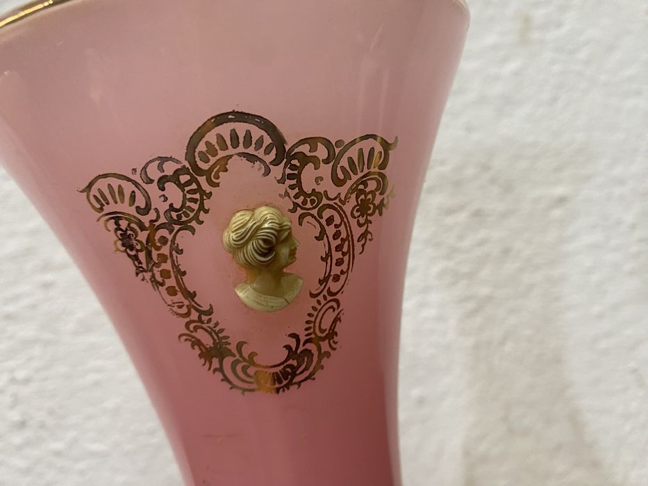 Италианска  розова ваза от разтопено стъкло и орнаменти от злато