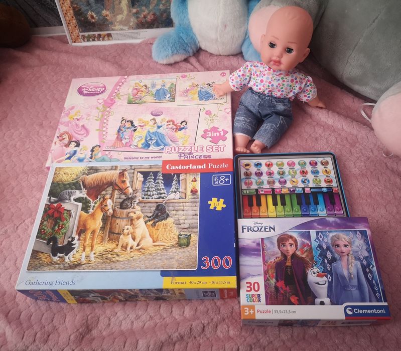 3 бр пъзели, кукла и пиано.