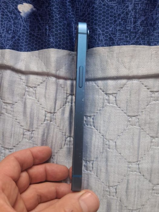 Продам IPhone 13