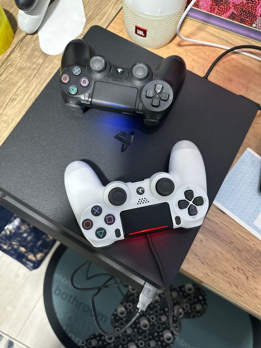 Playstation 4 slim 1TB 12 игр два джестик как на фото есть подстака
