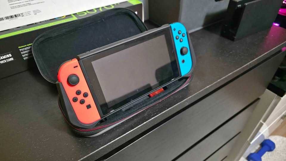 Nintendo Switch пълен комплект + 6 топ игри, калъф и Pro контролер