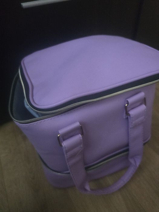 Продавам чанта за съхранение на маникюр