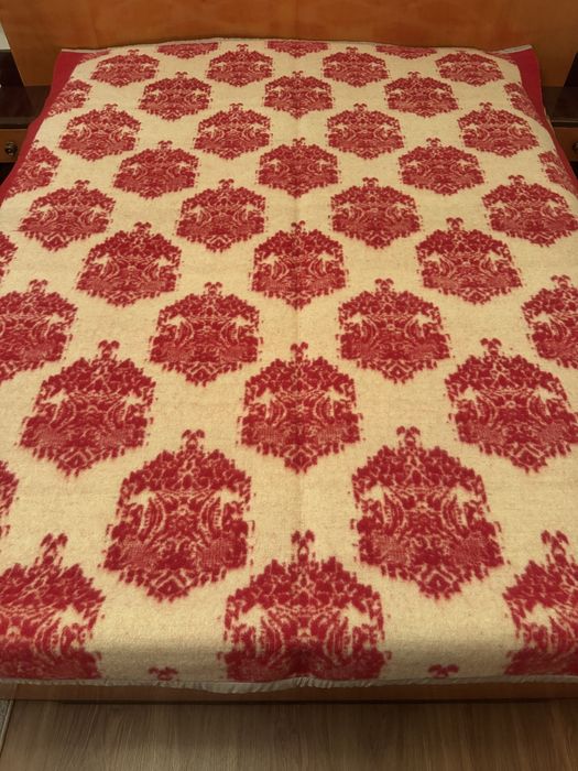 Одеало дебело вълнено с две лица.