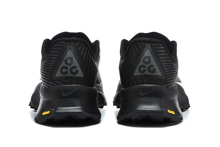Продавам нови мъжки маратонки с кутия Nike ACG Ultrafly Trail all black