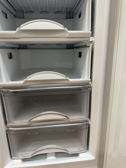 Продам вертикальный морозильник