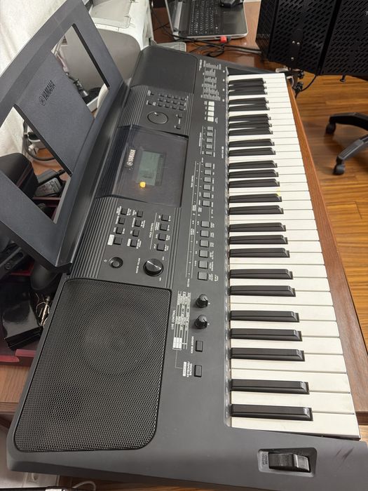 Продам синтезатор Yamaha PSR-E463