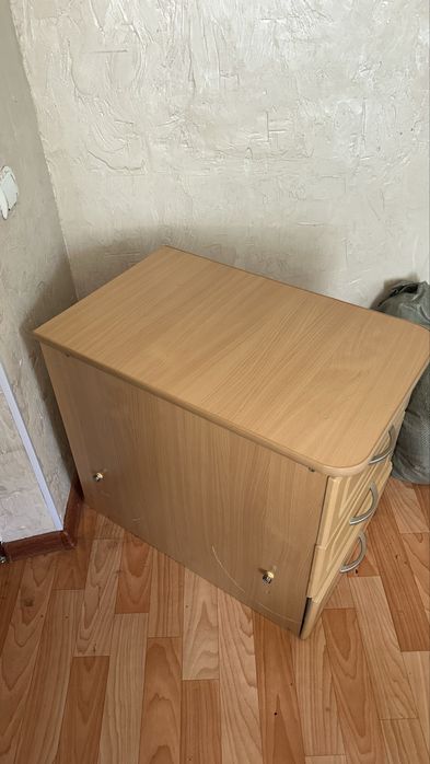 Продам тумбочку срочно !