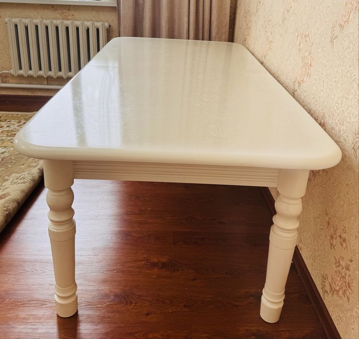 Большой стол  и  12 стульев  для  гостиной