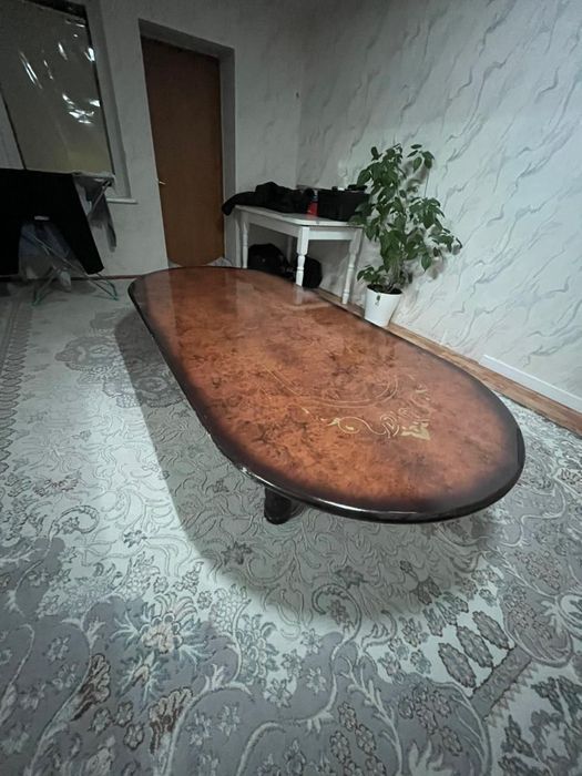 Стол қоңыр түсті