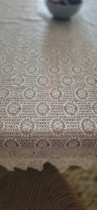 Продавам бяла дантелена покривка за маса