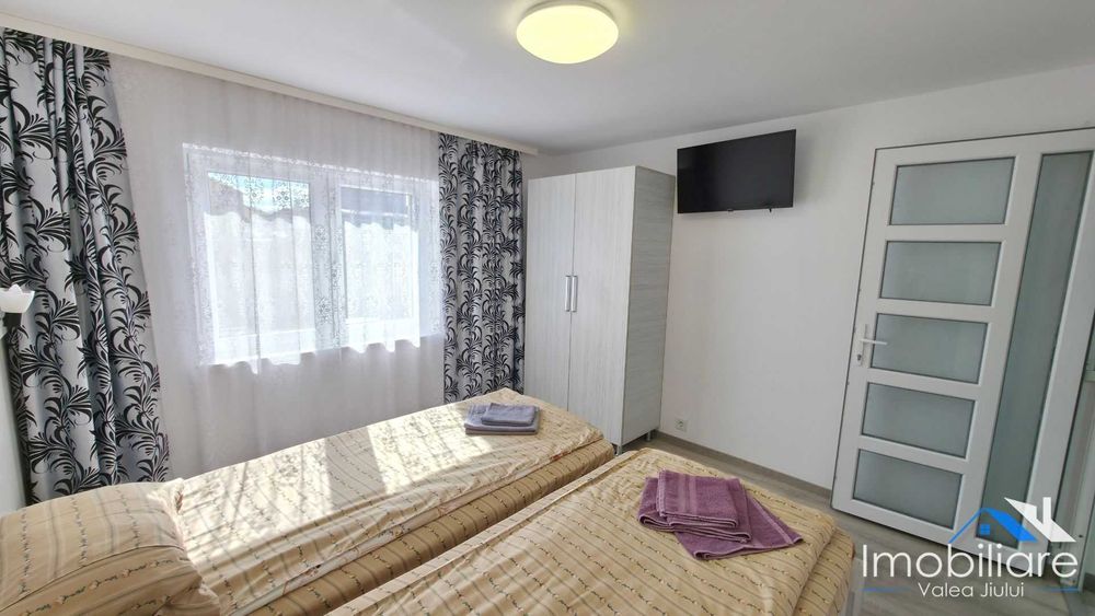 Apartament 3 camere transformat in 2 unitati locative - Lupeni | Str. Crinilor | Regim hotelier activ