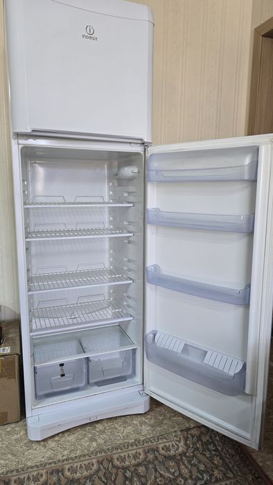Продаю холодильник Indesit