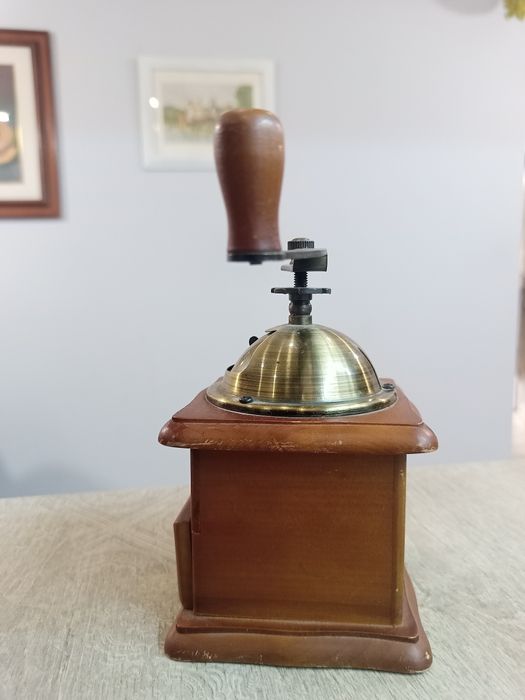 Винтидж Ръчна Кафемелачка - Автентичен Аромат и Стил