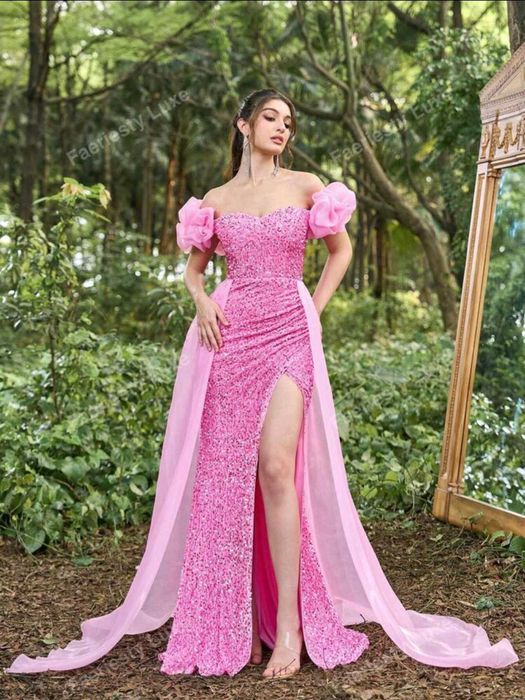 Пастелна рокля с пайети и пайети с мрежесто покритие с отворени рамене