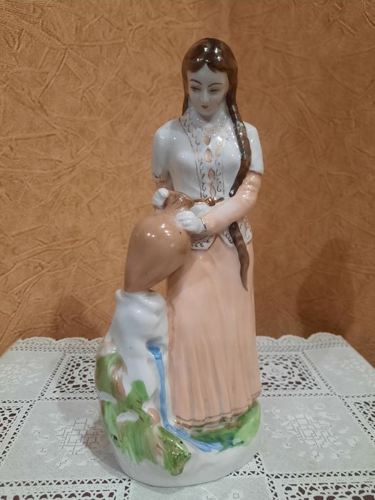 Фарфоровая статуэтка "Ануш" (Девушка с кувшином) из серии "Советский ф