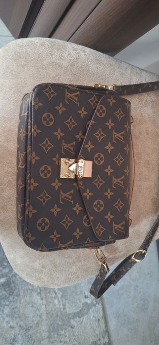 Geanta Louis Vuitton Metis
Realizata din Piele Naturala si Canvas Cali