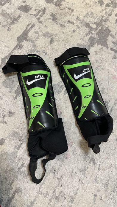 Щитки футбольные