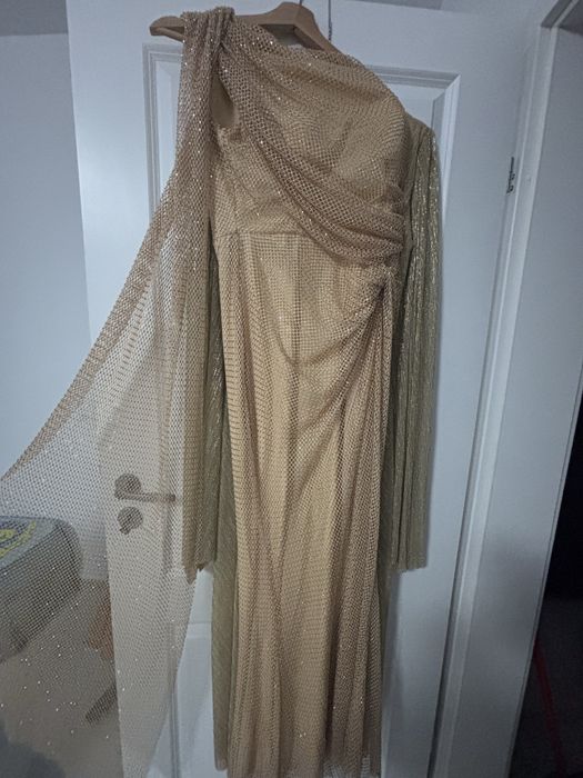 Rochie de seară mulată cu trenă, bătută cu pietre.