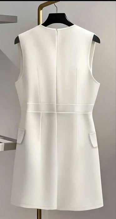 Елегантна бяла рокля