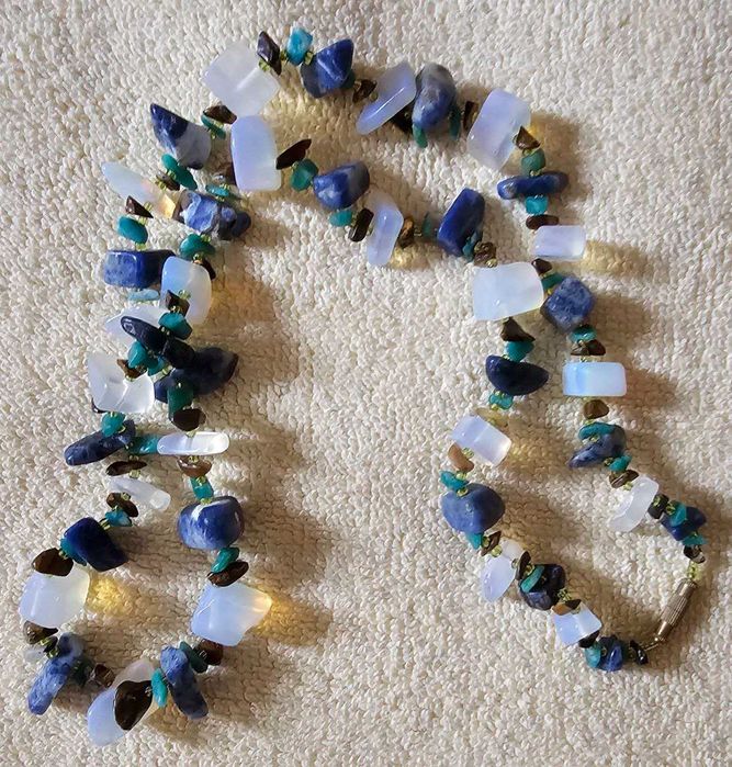 Бусы из натуральных камней.