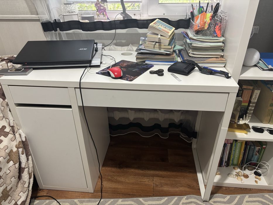 Белый стол из IKEA