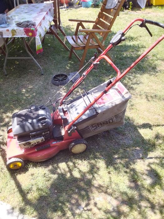 Vând mașina de tuns gazon, iarbă