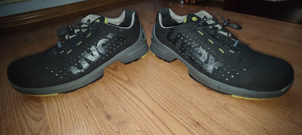 Pantofi de protectie perforati Uvex 1 S1 ESD cu bombeu nemetalic