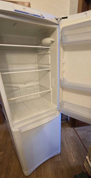 Холодильник Indesit в хорошем состоянии