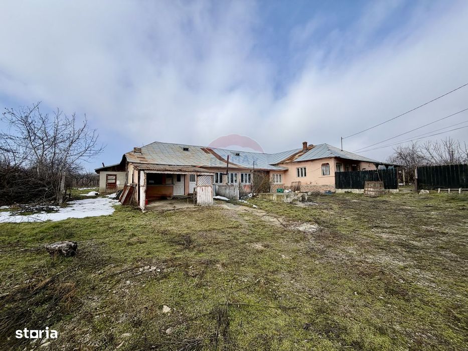 Casă cu 4 camere si teren 7727 mp Blidari