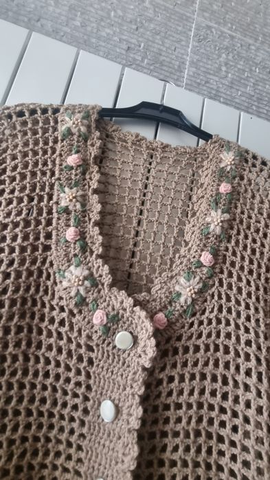 Pulover tricotat manual - Bej cu flori la gât (Bust 52-60 cm)