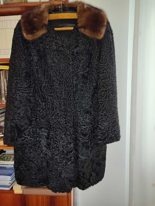 Un cadou superb, haina de astrahan cu aplicatii din blanita de vulpe