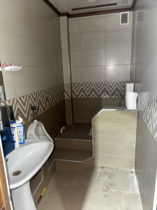 Нотурар жой ижарага берилади. Семурғ орқасида, олдинги Уголок кафе