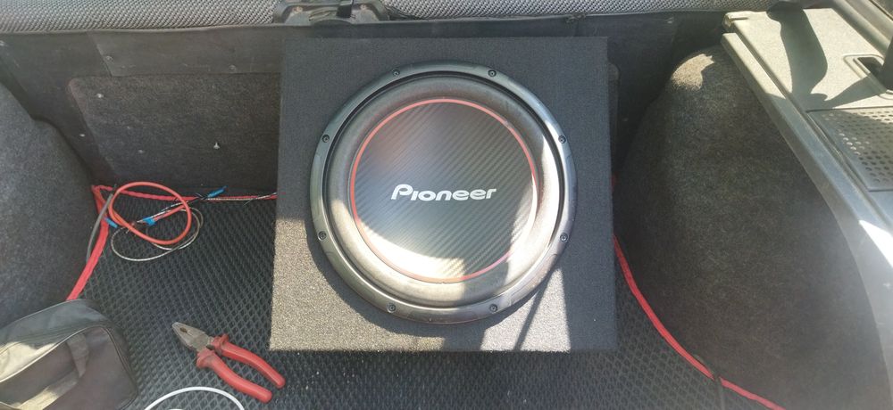 Продам сабвуфер pioneer с усилителем.