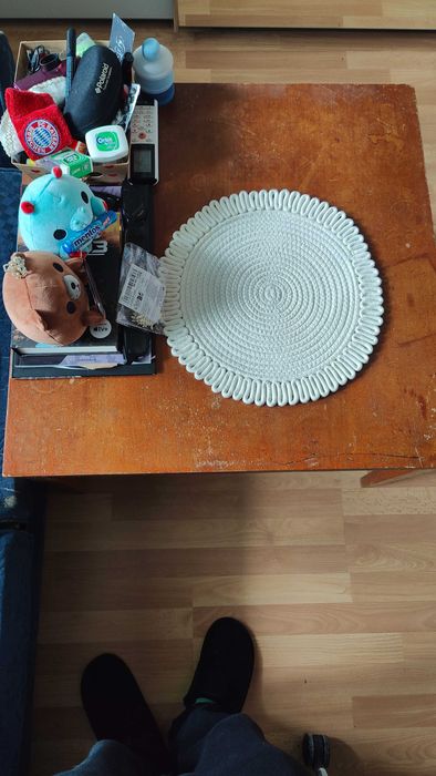 Подарявам разтегателен диван и масичка