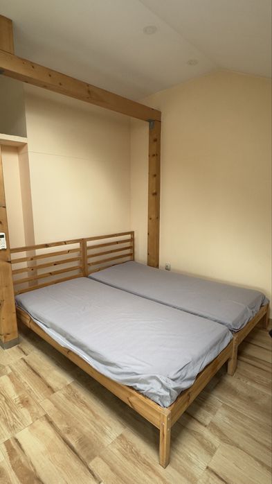 Дървени легла с матраци в много добро състояние