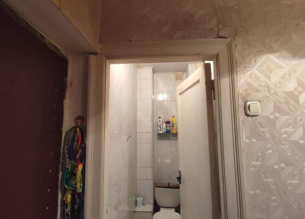 Срочно Продаётся Бобур 1/4/4 без ремонта без мебелья  локации топ !