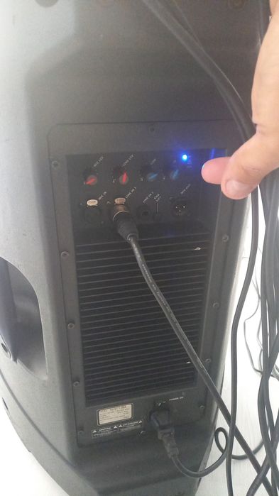 2 boxe active ambele cu reglaje și amplificatoare proprii