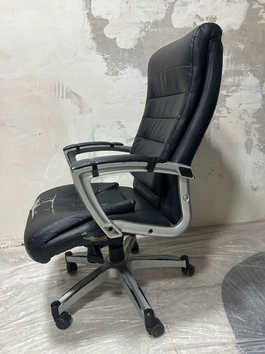 Простой стул кресло офисное