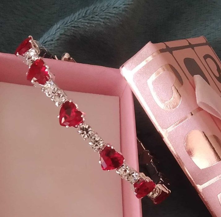 Сребърна,масивна дамска гривна. Страхотен, нов модел. В кутия