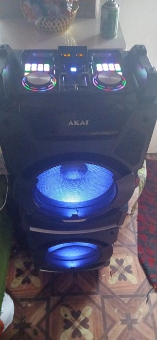 Vând boxa akai 400w mai multe detalii la telefon negociabil