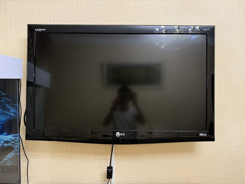 LG TELEVIZOR HD 1080P va podstavka sotiladi