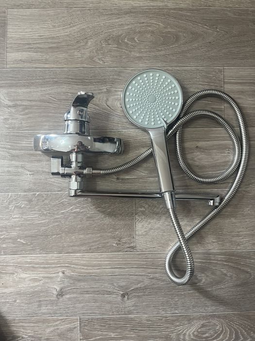 Продам смеситель для ванны